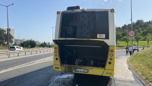 Kartal'da İETT otobüsünün motor kısmında çıkan yangın söndürüldü 