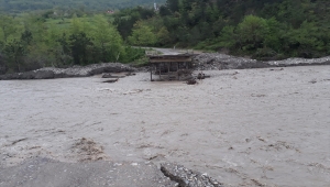 Kastamonu'da seviyesi yükselen çaylar, geçici köprülere zarar verdi