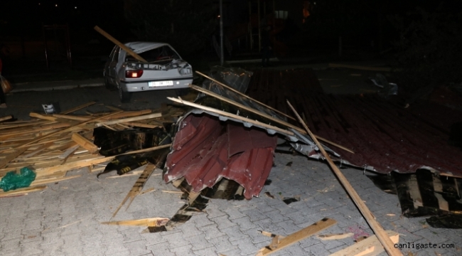 Kayseri'de şiddetli rüzgar bir binanın çatısını uçurdu
