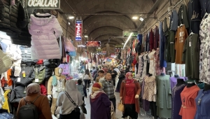 Kayseri'deki tarihi Kapalı Çarşı'da bayram yoğunluğu 