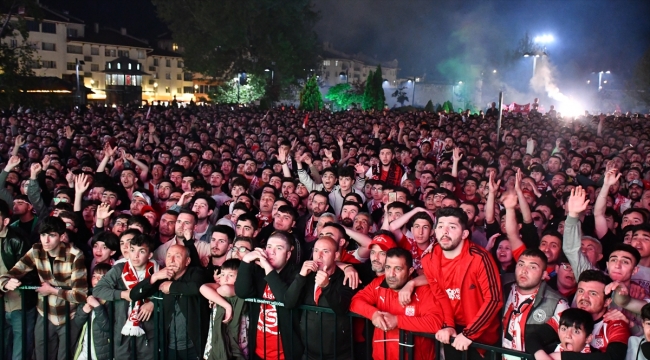 Kayserispor ve Sivassporlu taraftarlar Türkiye Kupası finalini kent meydanlarında izliyor