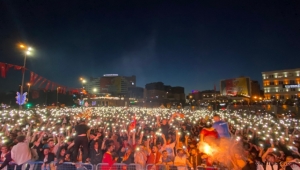 Kayserisporlu taraftarlar Türkiye Kupası finalini kent meydanlarında izliyor