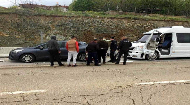Kırıkkale'de iki minibüsün çarpışması sonucu 2 kişi yaralandı