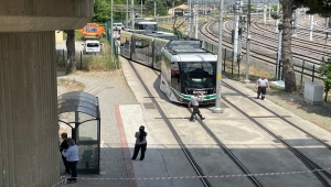 Kocaeli'de raydan çıkan tramvay karşıdan gelen tramvaya çarptı