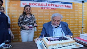 Kocaeli Kitap Fuarı'nda Prof. Dr. İlber Ortaylı'ya doğum günü sürprizi