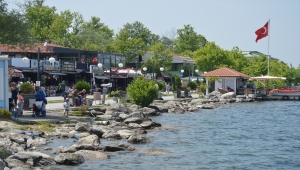 Kocaeli ve Sakarya'da sıcaktan bunalanlar denize koştu