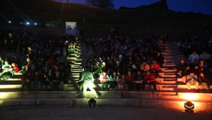 Konuralp Antik Tiyatrosu'nda 2 bin yıl sonra ilk kez oyun sahnelendi