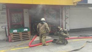 Küçükçekmece'de marketin deposunda çıkan yangın söndürüldü