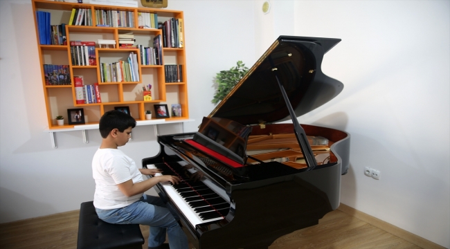 "Kusursuz kulak" Bager, Cumhurbaşkanı Erdoğan'ın gönderdiği piyanoyla beste yapıyor
