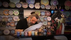Kütahyalı çini ustası eserlerini resim ve gravürle zenginleştiriyor
