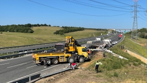 Kuzey Marmara Otoyolu'nda tırın çarptığı tabela dorsenin üzerine devrildi 