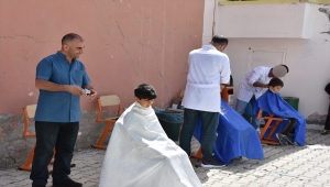 Malatya'da berberlik kursuna katılan hükümlüler yaşlıları ve öğrencileri tıraş etti