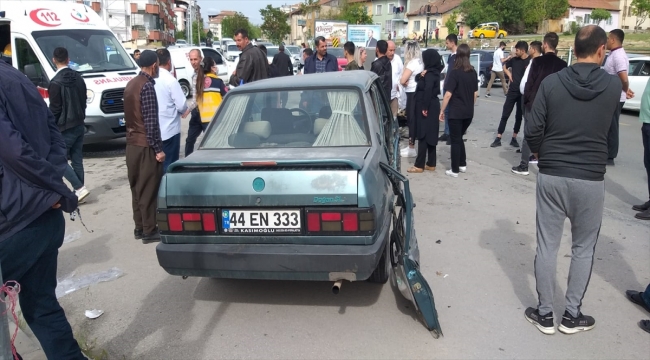 Malatya'da iki otomobilin çarpışması sonucu 4 kişi yaralandı