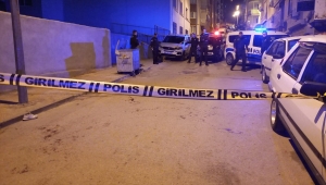 Manisa'da bir kişi oğlu ve yeğenini bıçakla yaraladı