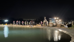Manisa'da gölet kenarında giysileri bulunan kayıp iki kardeş için arama çalışması başlatıldı