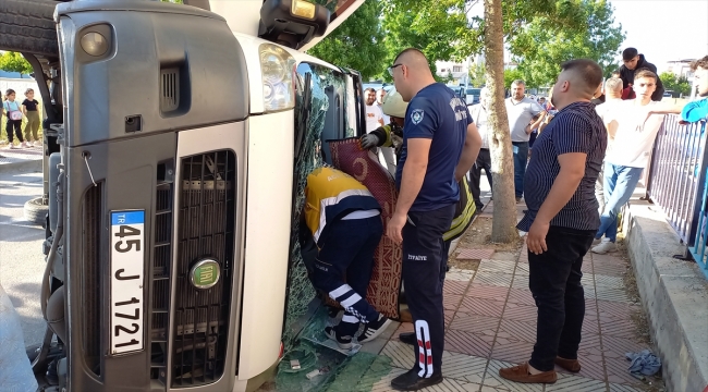 Manisa'da hafif ticari aracın çarptığı minibüs devrildi, sürücüler yaralandı