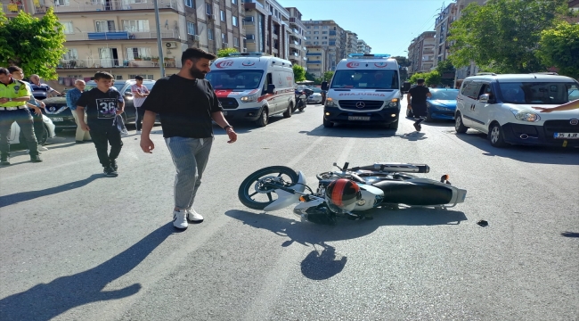 Manisa'da motosikletin karıştığı trafik kazasında 3 kişi yaralandı