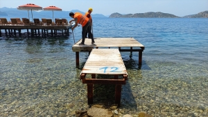Marmaris'te kaçak iskeleler yıkılıyor