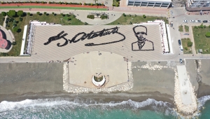 Mersin'de 1919 genç, Atatürk'ün imzası ve silüetini oluşturdu