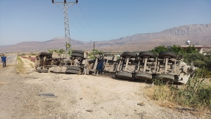 Mersin'de öğrenci servisiyle tır çarpıştı, 11 kişi yaralandı