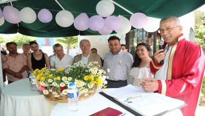 Mersinli çift, ailelerinin tezgah açtığı üretici pazarında dünya evine girdi 