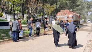 Mezarlıktaki çeşmelerden su akmayınca gönderilen tankerin önünde kuyruk oluştu