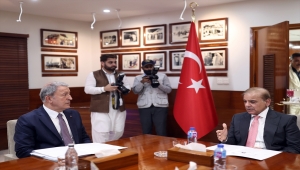 Milli Savunma Bakanı Akar, Pakistan Başbakanı Şerif ile görüştü