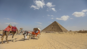 Mısır'da yüzlerce yıldır gizemini koruyan Giza piramitleri ilgi odağı olmayı sürdürüyor