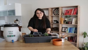 Mutfağındaki atıkları kompost yöntemiyle gübreye dönüştürüyor