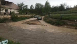 Nevşehir'de sağanak nedeniyle dere yatağında kalan 2 otomobil iş makinesiyle kurtarıldı