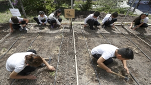 Okul bahçesine inşa ettikleri "böcek oteliyle" canlıların yaşamını öğreniyorlar 