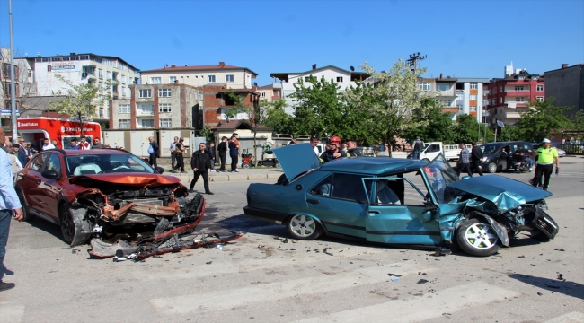 Ordu'da iki otomobilin çarpıştığı kazada 3 kişi yaralandı
