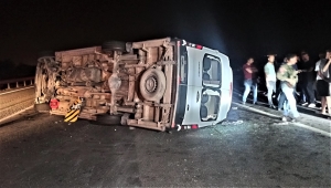 Osmaniye'de öğrenci ve velilileri taşıyan minibüsle tır çarpıştı, 17 kişi yaralandı