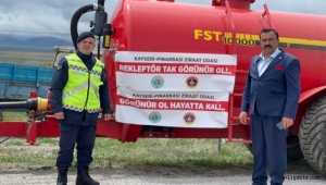 Pazarören'de traktörlerin trafik kazalarını önlemek isteyen Jandarma reflektör dağıttı