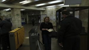 Rus saldırılarında sığınak olarak kullanılan Kiev'deki metrolarda ulaşım yeniden faaliyette