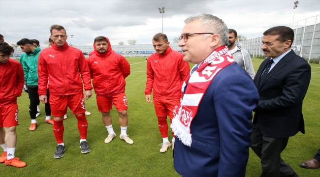 Sivas Valisi Yılmaz Şimşek, Sivasspor'u ziyaret etti: