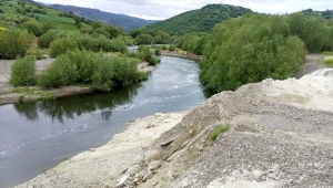Susurluk'taki rengi siyaha dönen Simav Çayı'nda kirlilik sürüyor