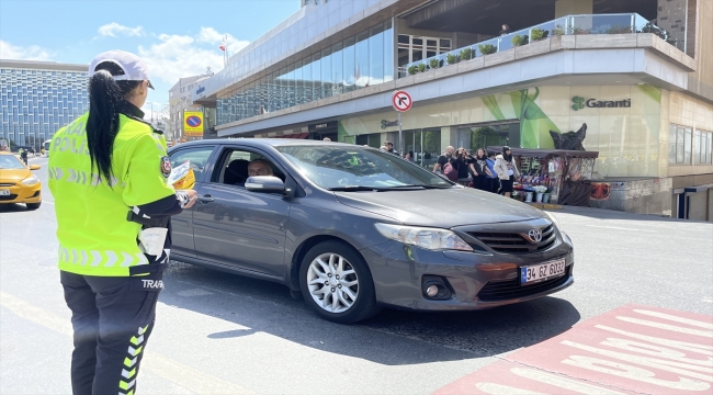 Taksim Meydanı'nda yaya ve sürücülere "güvenli trafik" bilgilendirmesi yapıldı