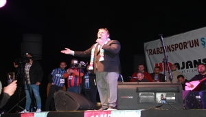 Trabzonspor taraftarları şampiyonluğu İsmail Türüt konseri ile kutladı