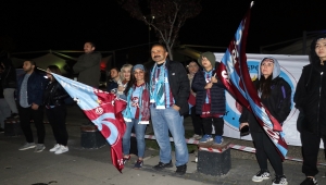 Trabzonspor taraftarları Yalova'da şampiyonluğu kutluyor