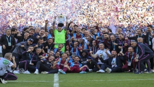 Trabzonsporlu futbolcular, Atatürk Olimpiyat Stadı'nda şampiyonluğu kutladı