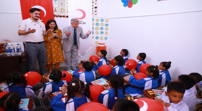 Türk Kızılaydan Pakistan'daki Arakanlı çocuklara eğitim yardımı