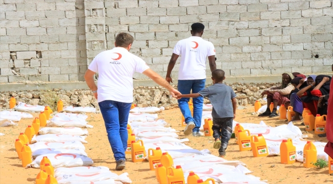 Türk Kızılaydan Somali'deki kuraklıktan etkilenen 2 bin 200 aileye gıda yardımı 
