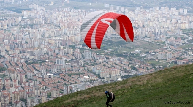 Türkiye Yamaç Paraşütü Hedef Şampiyonası 1'inci etabı Kayseri'de yapıldı
