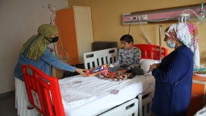 Van'da tedavi gören çocukları bayramda yalnız bırakmadı