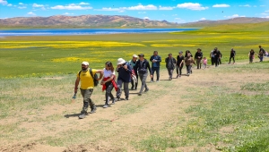 Van'daki Keşiş Gölü, rengarenk doğasıyla ziyaretçilerini ağırlıyor