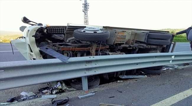 Zonguldak'ta devrilen kamyonetin altında kalan sürücü öldü
