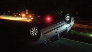 Adana'da devrilen otomobilin sürücüsü yaralandı