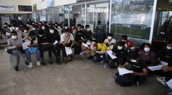 Afganistan uyruklu 454 düzensiz göçmen daha sınır dışı edildi