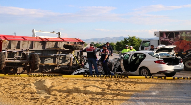 Afyonkarahisar'da römorka çarpan otomobildeki 1 kişi öldü, 5 kişi yaralandı